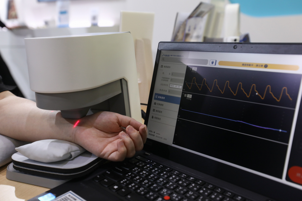 优发国际耘康脈象檢測系統透過電腦精準控制升降系統，還原中醫師三指把脈過程的舉、按、尋手法，將脈象感受轉化成數據，未來可結合大數據分析，實現智慧醫療及準確性
